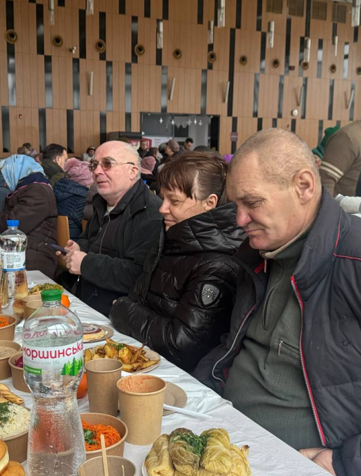 People in need were treated with Christmas dinner in Lviv — photo - 49x64